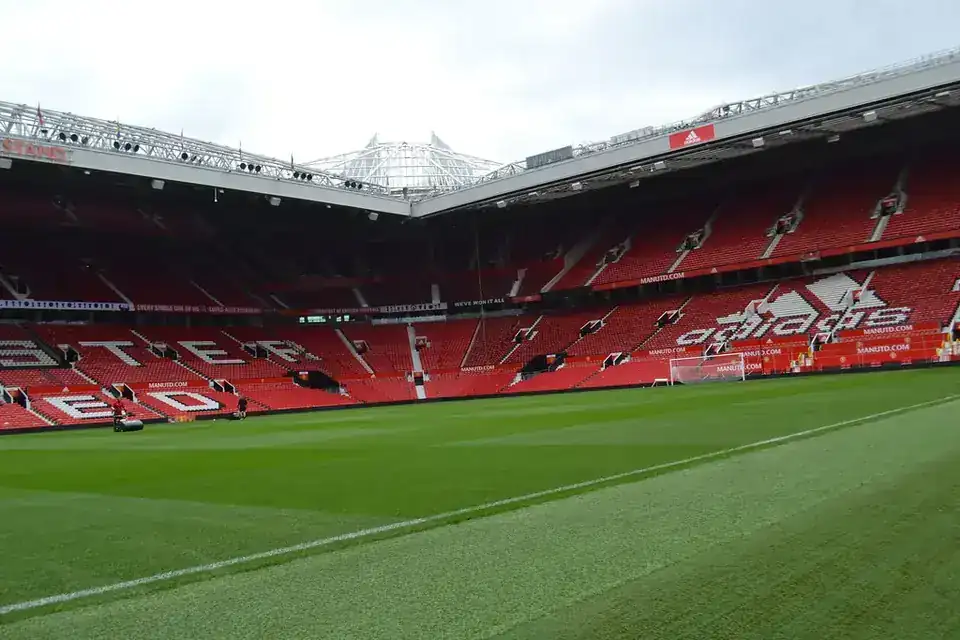 Sân Old Trafford nhìn từ khán đài